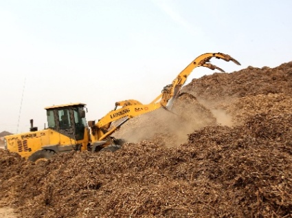 Agricultural and forestry waste is processed into fuel pellets using biomass pellet machine, which is a good choice.