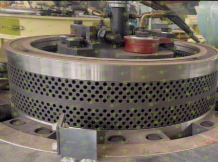 How to replace the roller group and ring die of the biomass pellet machine?
